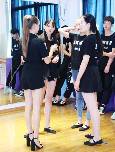 模特鏡前擺拍造型動作訓練，老師帶領示范講解課堂視頻